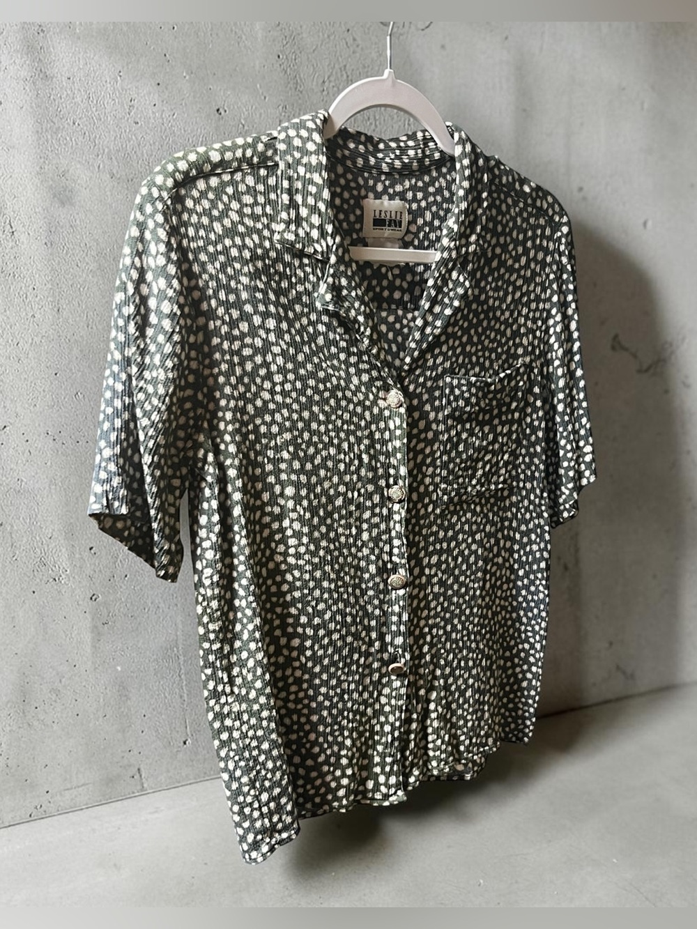 Super cute 90’s button up blouse